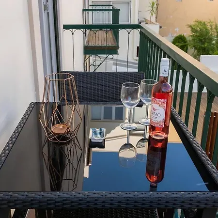 Portuguese Modern Style Flat For 4 *