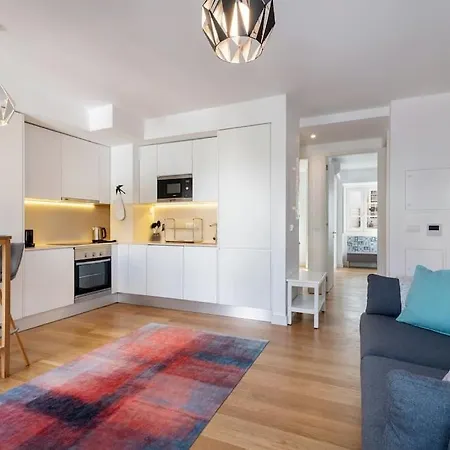 Portuguese Modern Style Flat For 4 דירה *