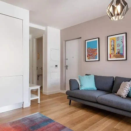 Portuguese Modern Style Flat For 4 דירה